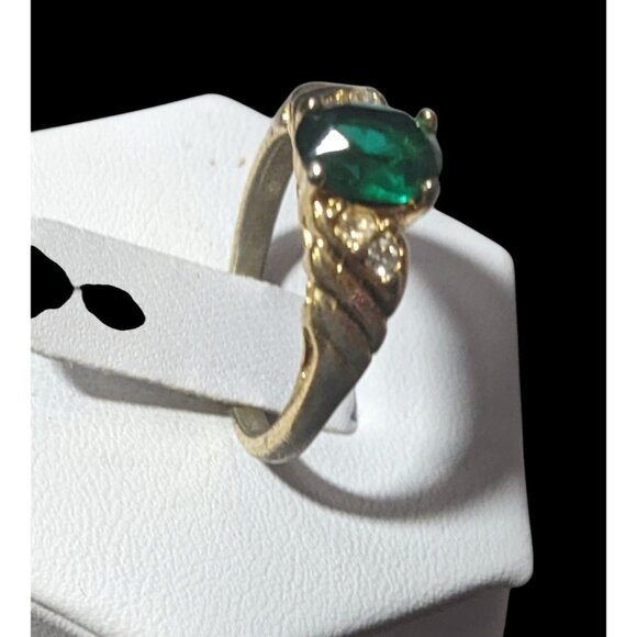 Elegant Mid Century Jewelry Concepts Gold Tone Ring With Green And Clear Stones - Picture 2 of 16